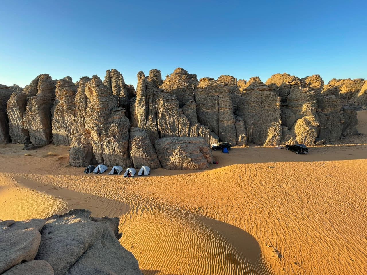 Formations rocheuses du Tassili n'Ajjer au coucher du soleil
